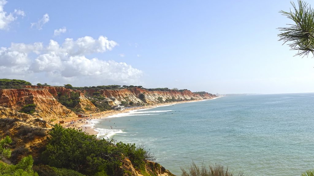 Wanderung von Olhos da Agua nach Vilamoura: Klippen, Strände und Felsenparadies an der Algarve entdecken.