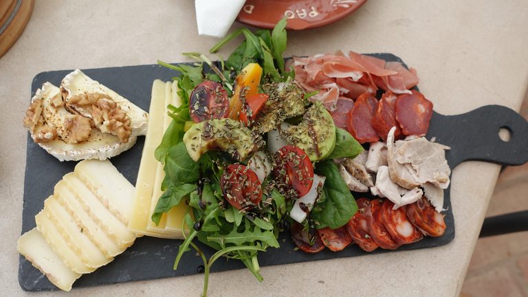 Genussvolles Tapas-Erlebnis im Restaurant Segredo dos Mouros in Silves: Terrassenblick und eine einladende Atmosphäre.