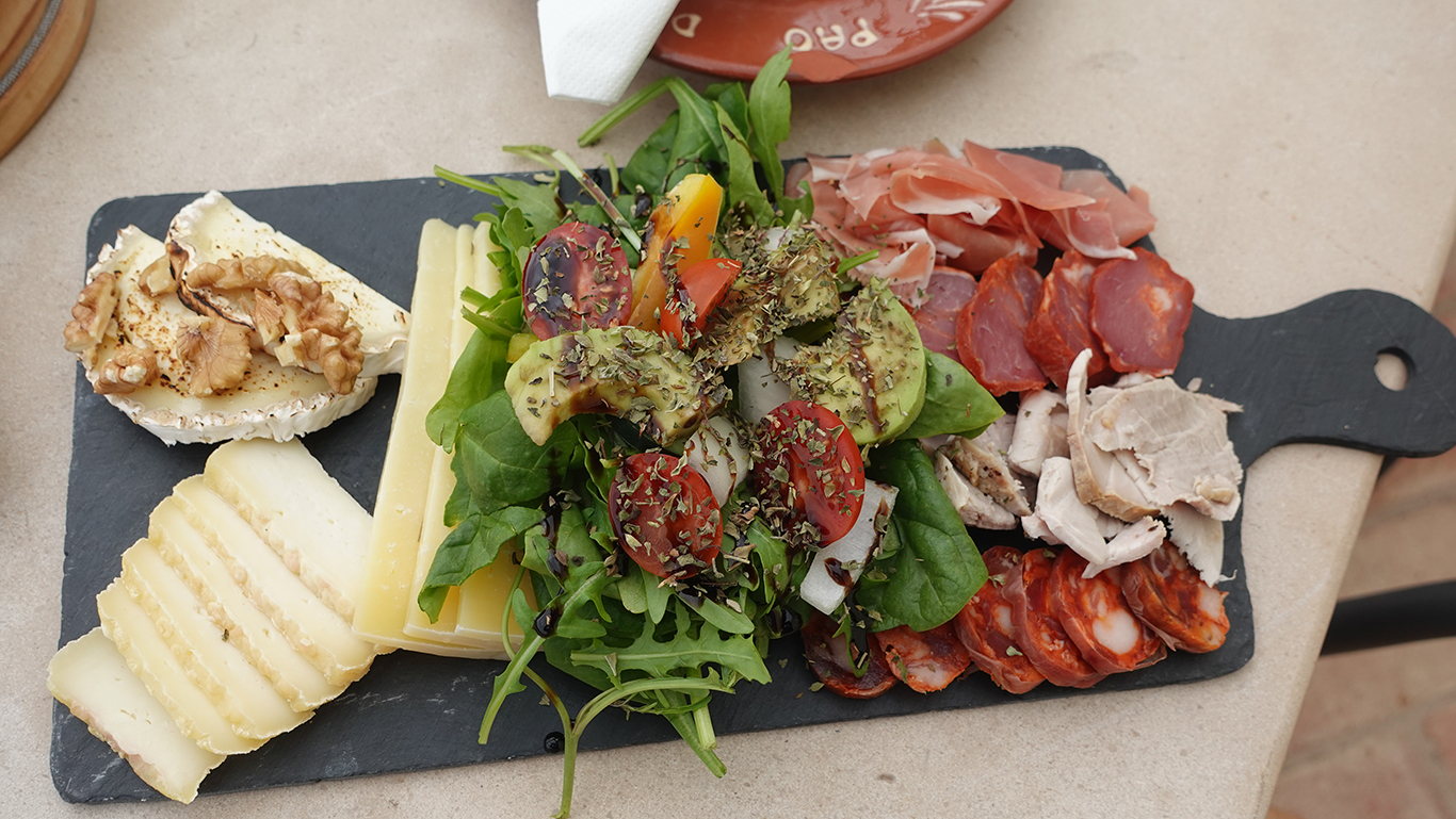 Genussvolles Tapas-Erlebnis im Restaurant Segredo dos Mouros in Silves: Terrassenblick und eine einladende Atmosphäre.