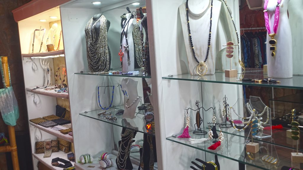 Einzigartige Shops in Albufeira: Handgemachter Schmuck bei Apumanke, portugiesische Souvenirs bei Portugal 100%, und anspruchsvolle Geschenke im Pau de Pita.