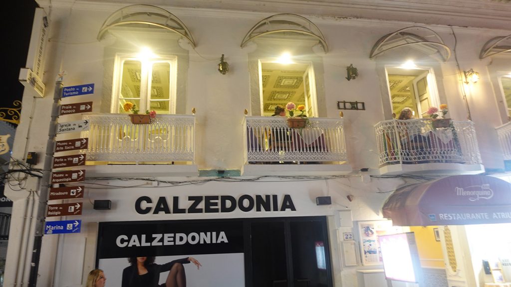 Ein Hauch Geschichte umweht dich im Restaurant Atrium Albufeira mit französischen Balkonen und beeindruckendem Theaterambiente.