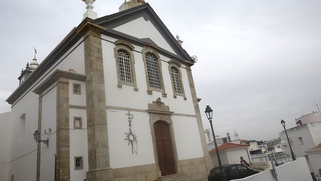 Entdecke Albufeiras kulturelle Schätze: Kirchen, Museen und Galerien im Überblick