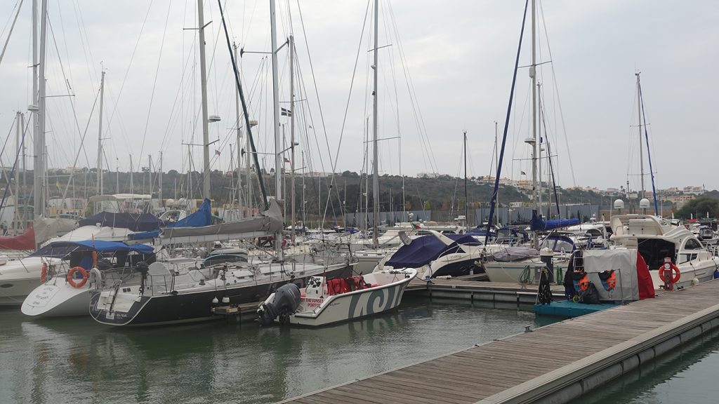 Entdecke die einzigartige Legoland-Marina in Albufeira mit 475 Ankerplätzen für Schiffe bis zu 32 Metern Länge.