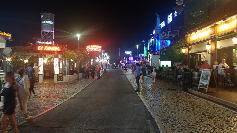 Lebendige Partyszene: The Strip in Albufeira, Algarve.