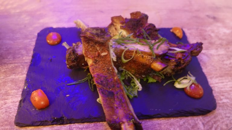 Kulinarische Vielfalt im Restaurant Coisa Linda Tavira | Empfohlene Spezialitäten und exquisite Weine.