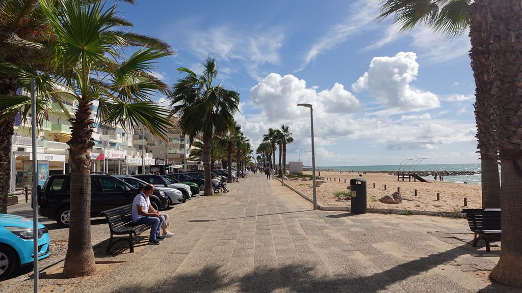 Quarteira: charmanter Ferienort mit Strand-Promenade, Fisch-Markthalle und traditionellem Zigeunermarkt.