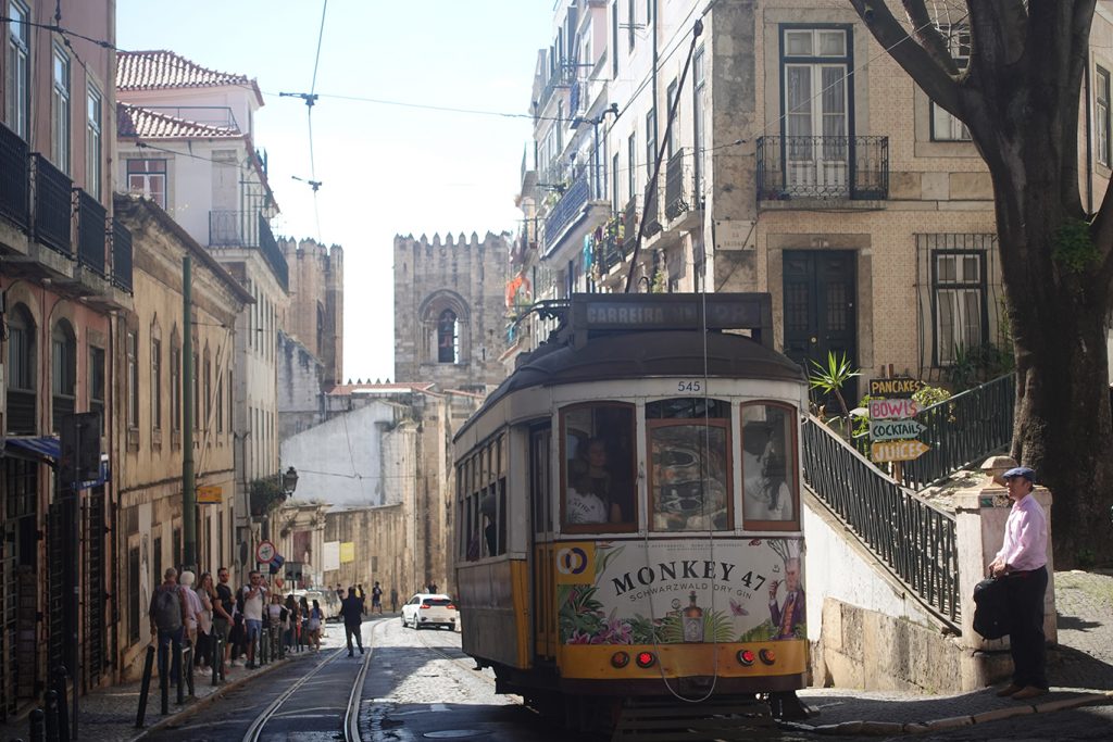 Effizienter öffentlicher Nahverkehr in Lissabon: Tipps für Straßenbahnen, Busse, Metro und Tickets.