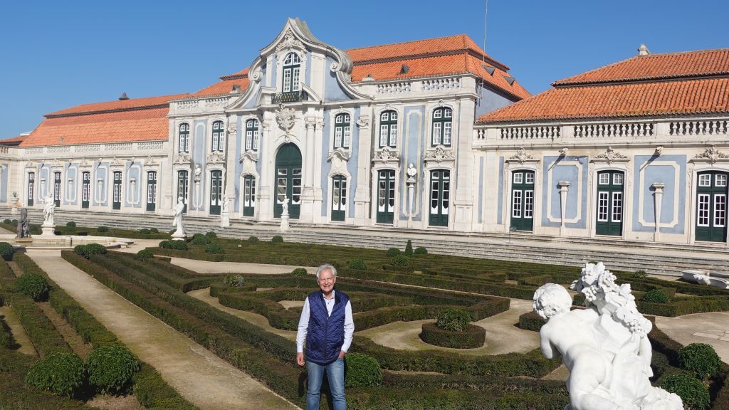 Klaus Sonnenschein vor dem Schloss als stolzer “Schlossherr“