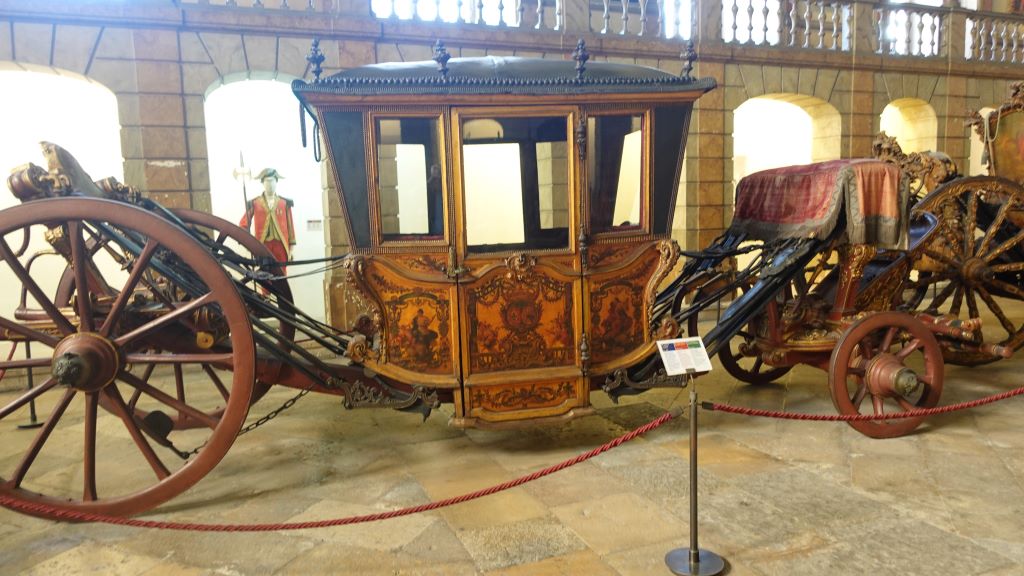 wunderschöne, mit Ornamenten verzierte Kutsche