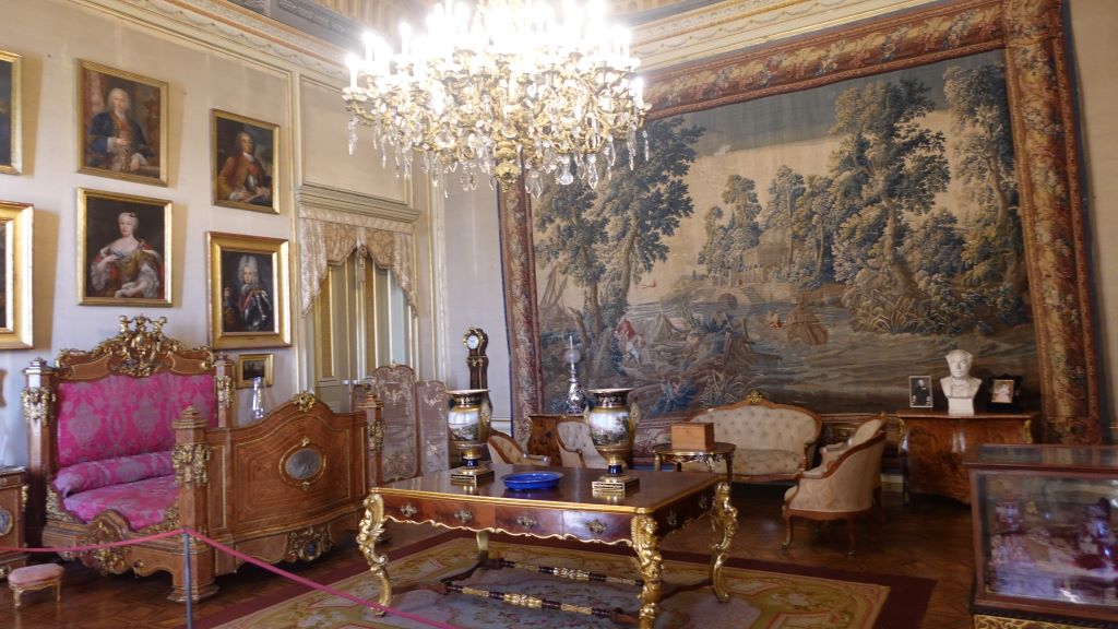 strahlender Kronleuchter im Schlafgemach
