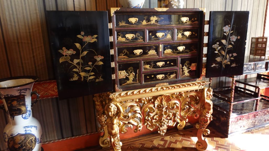 prunkvoller Schrank