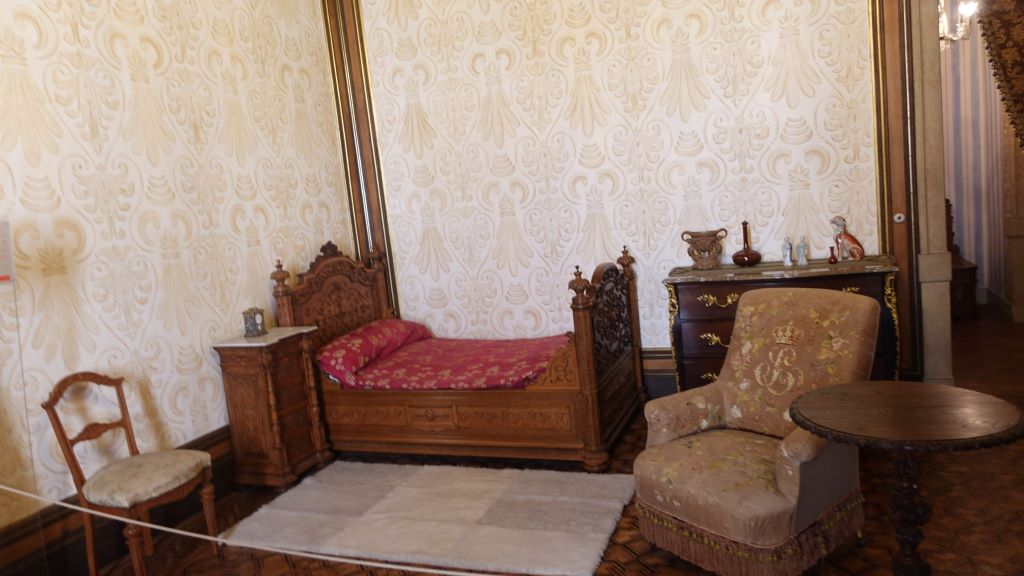 zeitgenössisches Bett