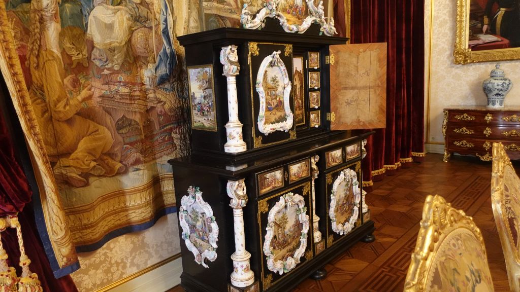 kunstvoll ausgestatteter Raum