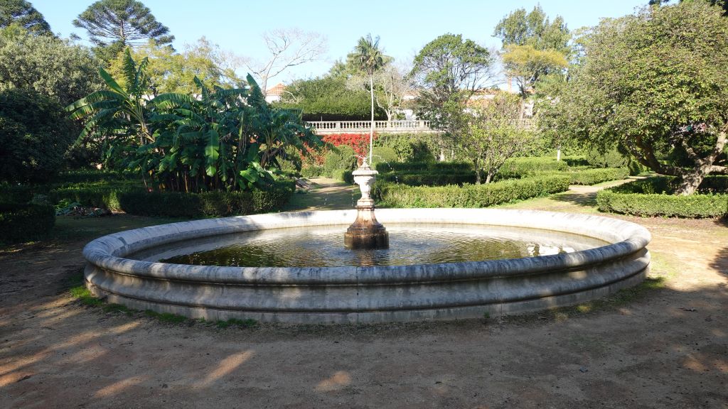 runder flacher Brunnen mit Fontäne