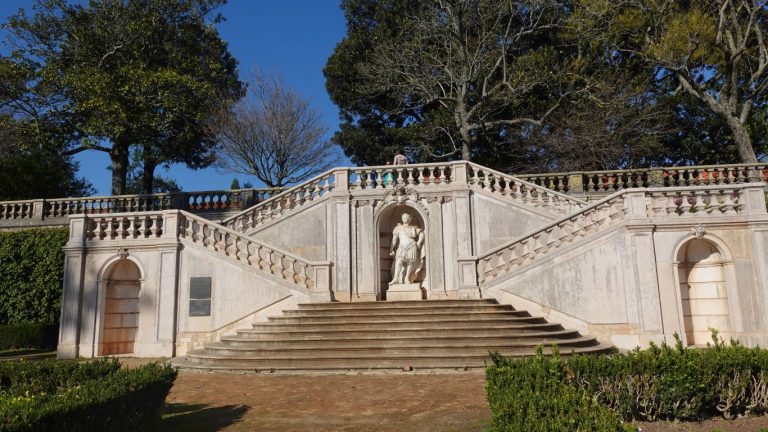 Treppenaufgang mit Statue italienischer Botaniker Domingos Vandelli, der den Park entworfen hat.