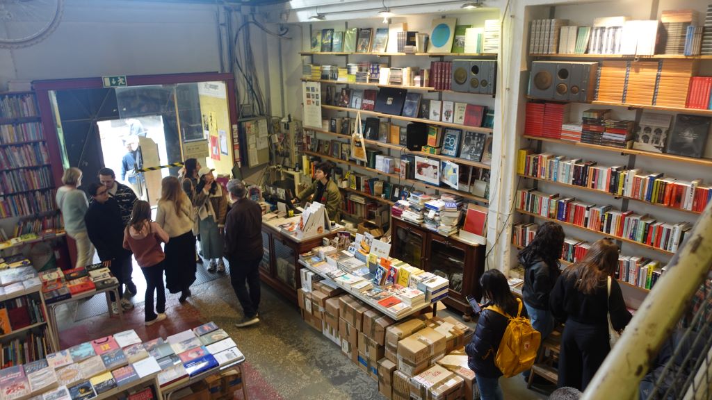 Fast alle Bücher in Portugiesischer Sprache - Blick von der Galerie in einen Buchladen