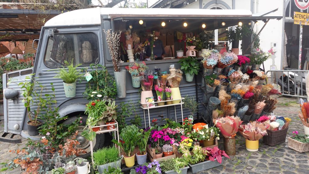 Flower Power - Blumenstand in einem uralten Critroên-Lieferwagen