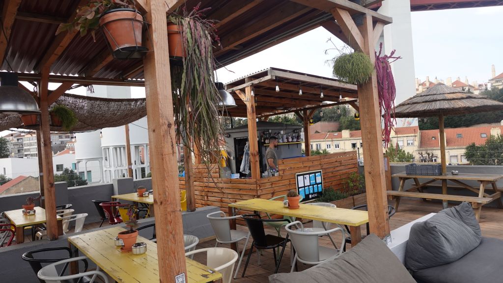 Chillen im Hostel - Gartenbar eines Hostels mit gemütlichen Sitzgelegenheiten