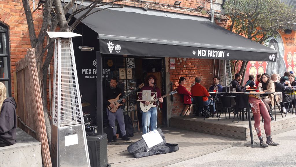 Easy Going - Straßenmusiker mit elektrischen Gitarren