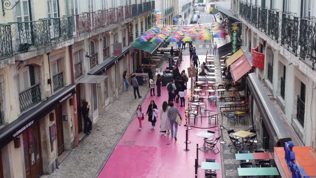 Bild von oben auf die Pink Street in Lissabon: Vom Rotlichtviertel zur angesagten Partymeile.