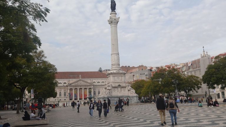 Rossio – Praca (Platz) de Dom Pedro IV: Stadt-Bahnhof, Restaurants, Geschäfte