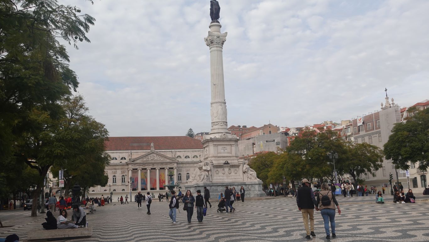 Rossio – Praca (Platz) de Dom Pedro IV: Stadt-Bahnhof, Restaurants, Geschäfte