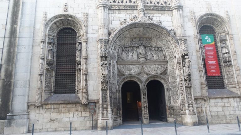 Eingang zur Igreja de Nossa Senhora da Conceicao Velha