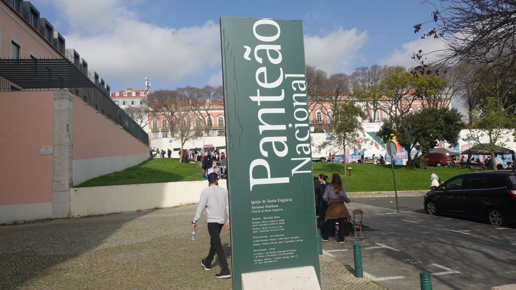 Willkommen im Pantheon - Eintrittsschild