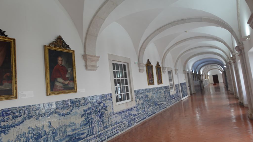 Klostergang mit beeindruckenden Fliesenarbeiten