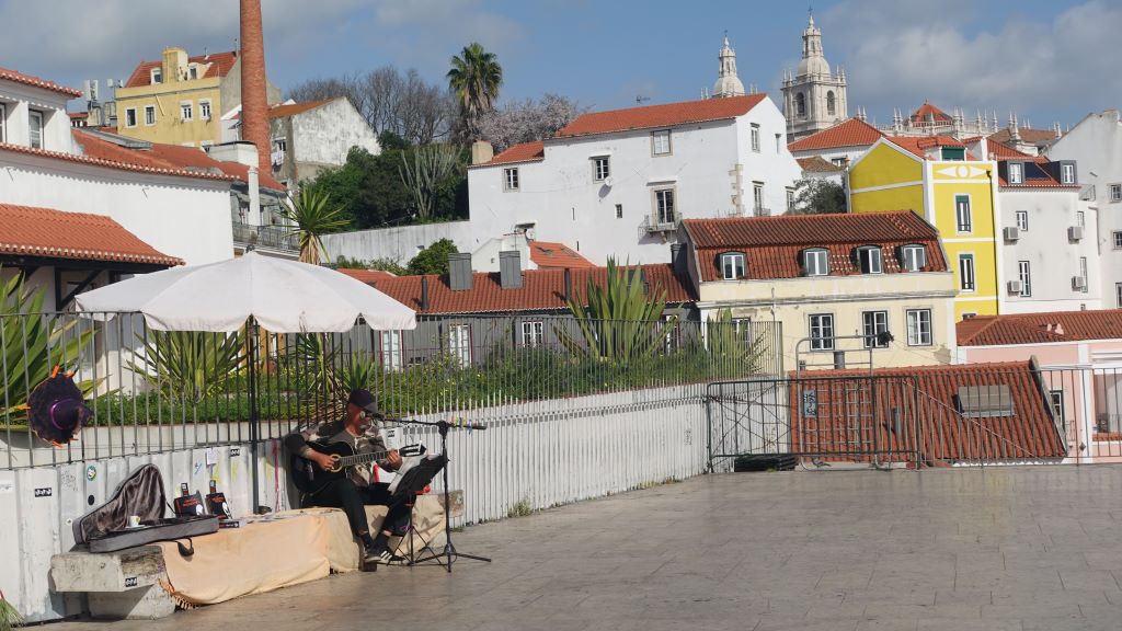 Straßenmusiker mit Gitarre