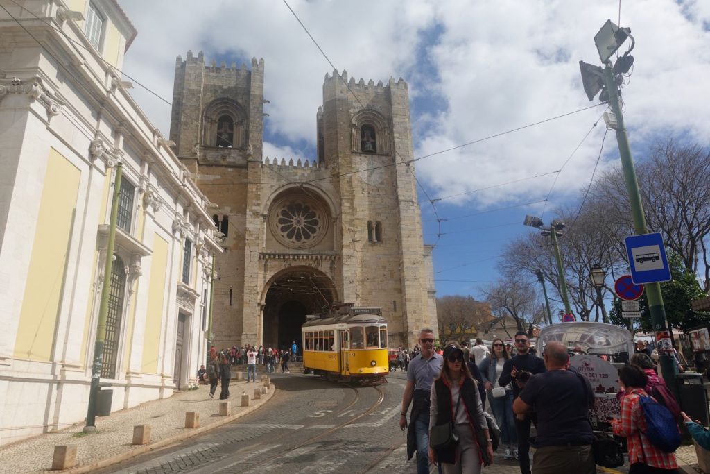 Kathedrale mit Straßenbahn davor