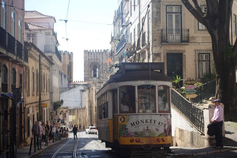 Straßenbahn in Lissabon bergauf