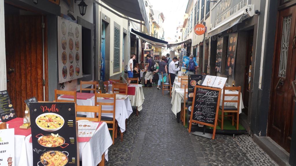 schmale Straße mit zahlreichen, guten Restaurants in der Altstadt