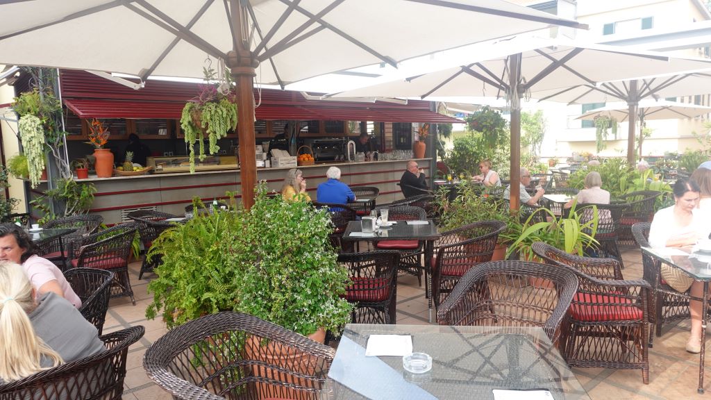 Zeit zum Verweilen: Café im Obergeschoss