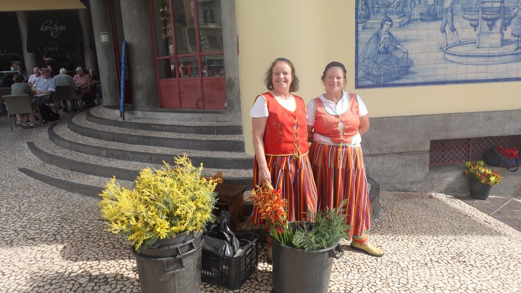 Zwei Marktfrauen vor dem Eingang