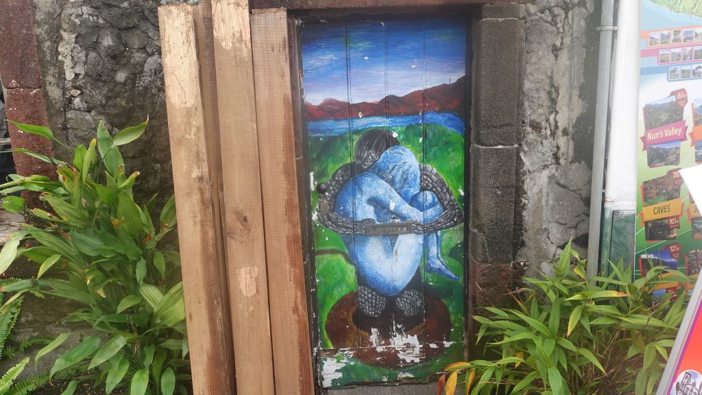 eine von vielen bemalten Holztüren - Jede ein Meisterwerk