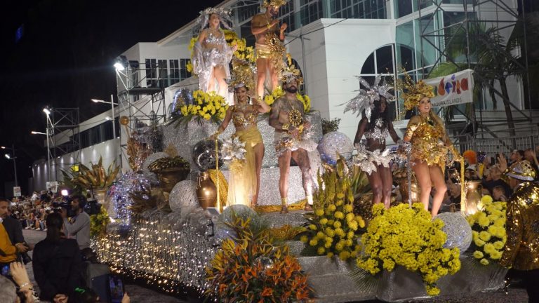 Ein Umzugswagen beim Weltbekannten, farbenfrohen, spektakulären, fröhlichen Karneval auf Madeira