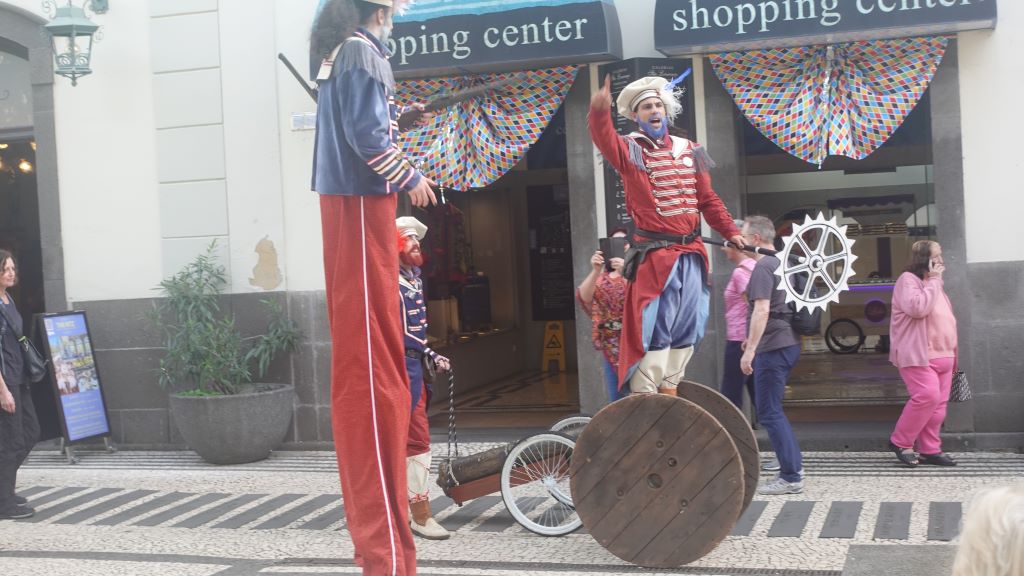 Karneval auf Madeira: ein farbenfrohes, spektakuläres, fröhliches, friedfertiges Fest
