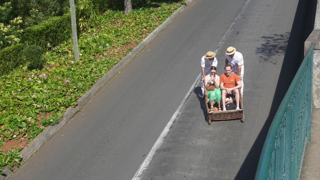 2 Personen im rasanten Korbschlitten
