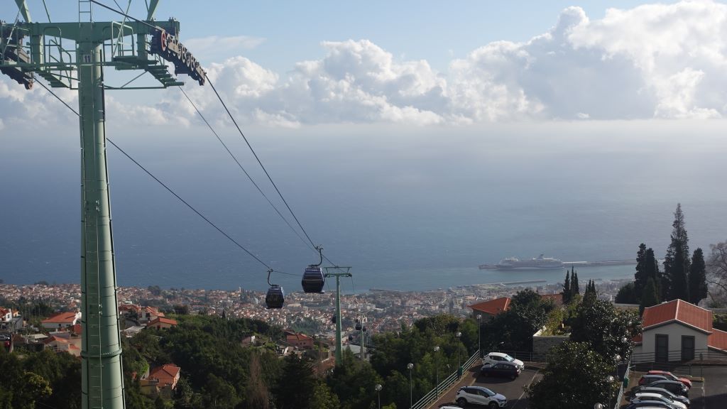 Fantastischer Blick aus der Seilbahn über Funchal