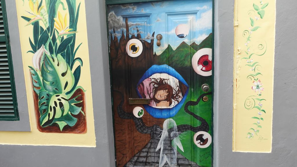 Eine von vielen bemalten Holztüren - Jede von ihnen ein Meisterwerk