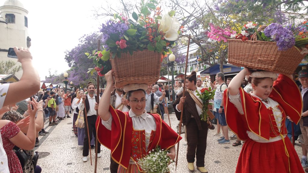 Eine Folkloregruppe beim Umzug