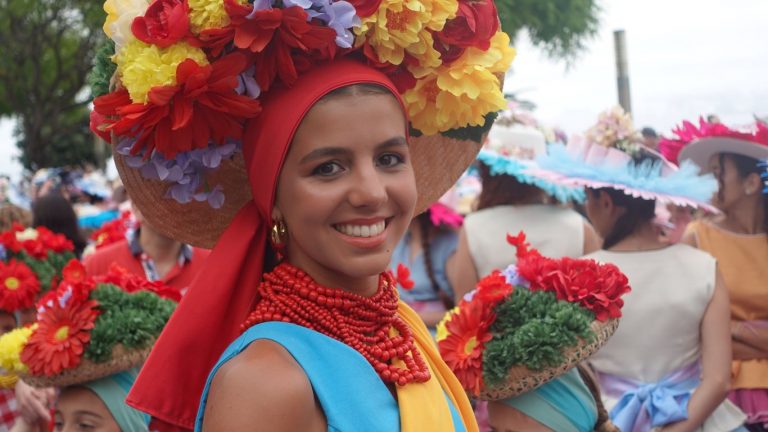 Junge Frau mit üppigem Blumenschmuck auf dem Kopf