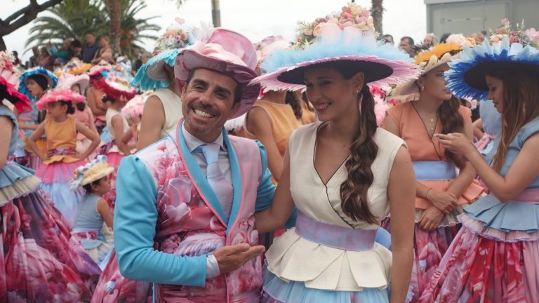 Blumengeschmückte Menschen beim weltberühmten Blumenfest auf der Blumeninsel Madeira