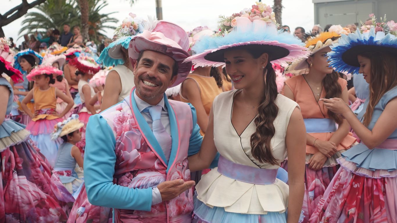 Blumengeschmückte Menschen beim weltberühmten Blumenfest auf der Blumeninsel Madeira