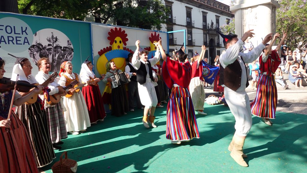 Zweimal tägliche Folklorevorführungen während des Blumenfestes auf Madeira