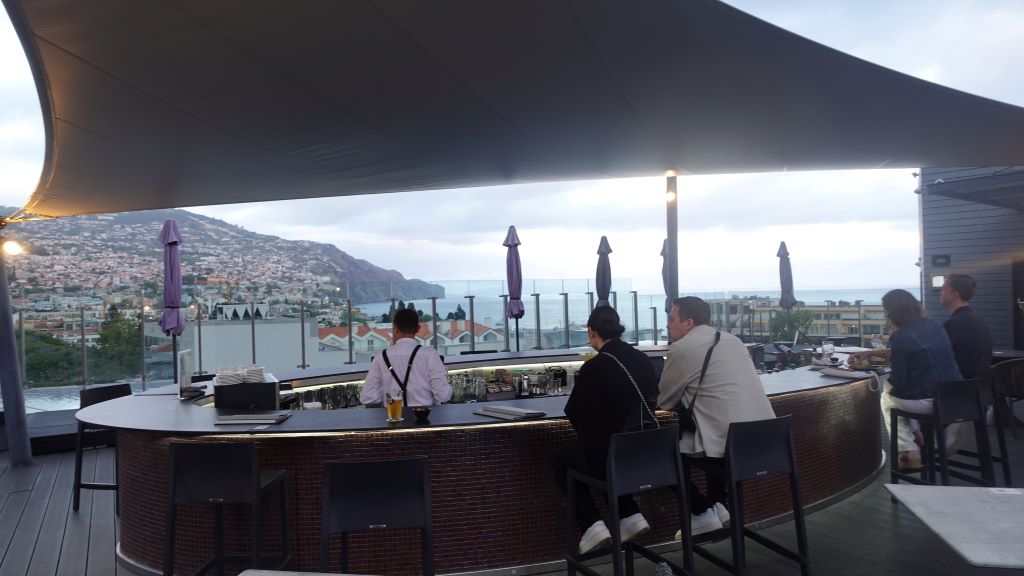 Abendstimmung in einer Rooftop-Bar mit Blick auf Funchal und den Hafen