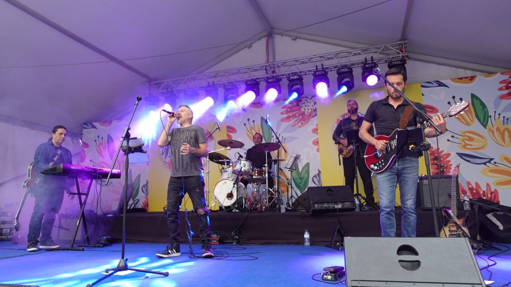 Eine Rockband auf der Bühne