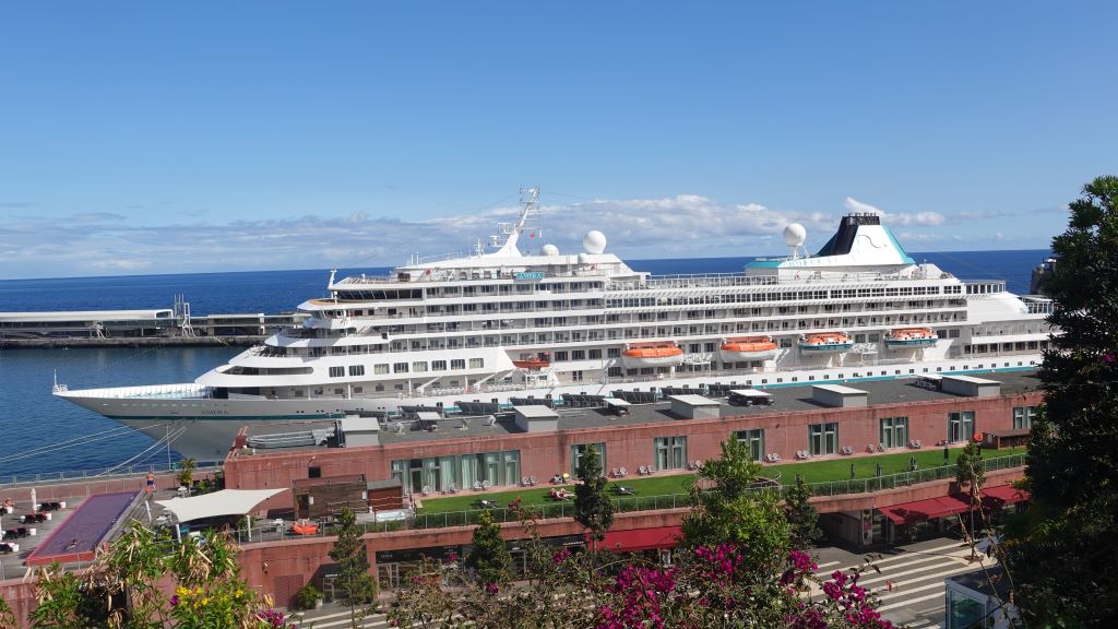 Blick auf das CR7 – Cristiano Ronaldo–Museum und Hotel, direkt am Kreuzfahrtschiffanleger