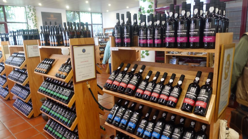 Reiche Auswahl an köstlichen Madeira Weinen - Blick auf die Regale